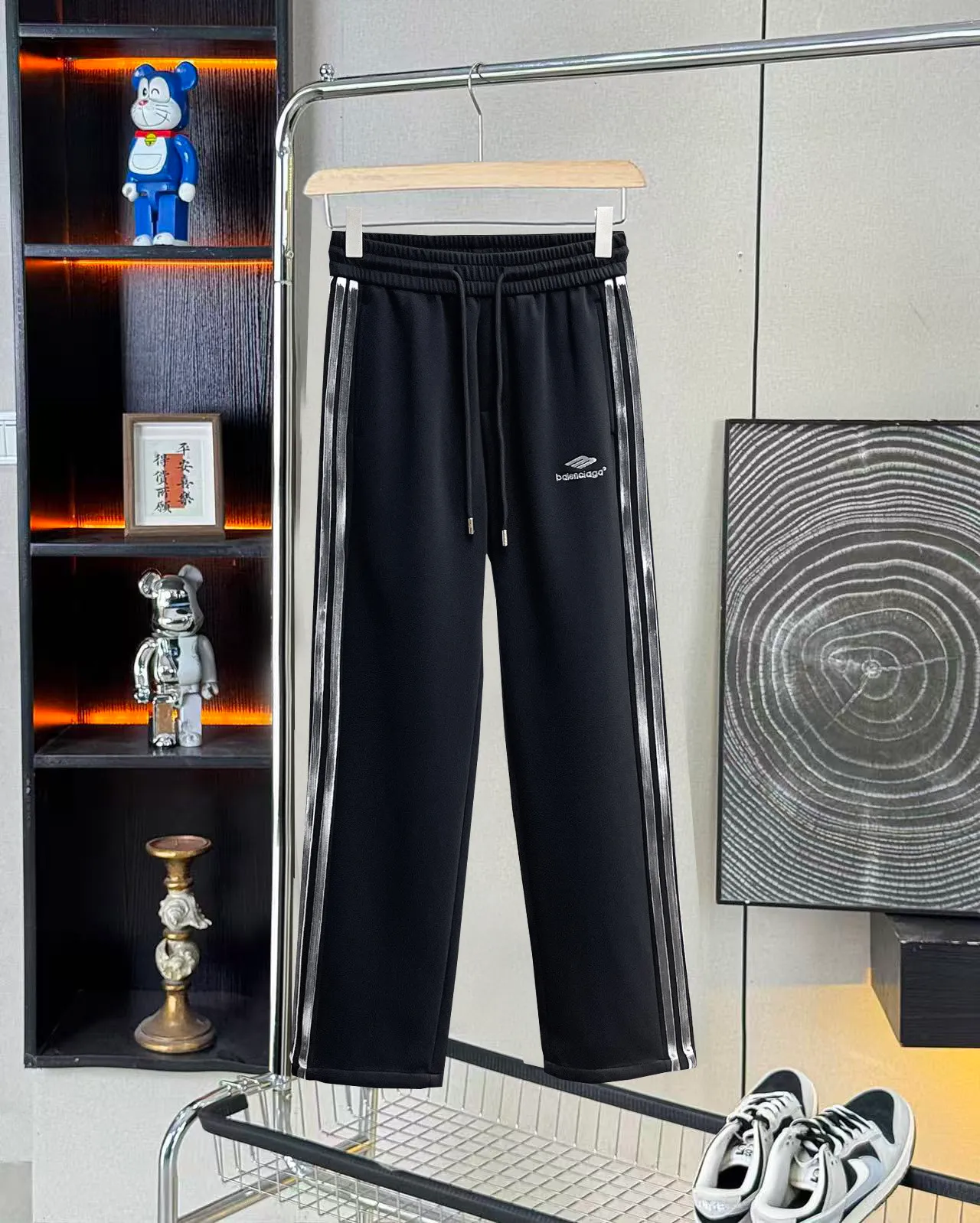 Balenciaga 🆕2026 Autumn and Winter New Arrival Casual Pants! The official website will be released simultaneously. Brand Classic LOGO casual pants, customized fabrics, excellent comfort and strong touch. Highly recognisable, perfect appearance and craftsmanship. Size:M-3XL